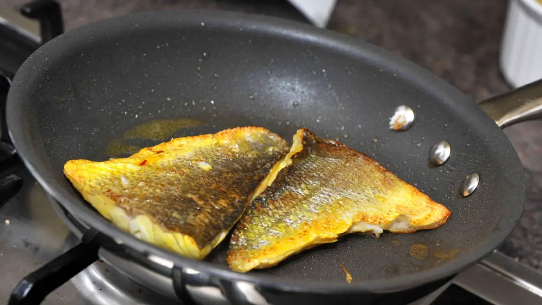 سرخ کردن ماهی قزل آلا سبزی پلو
